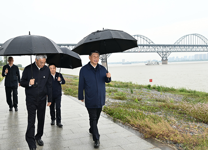 2023年10月10日至13日，中共中央總書記、國家主席、中央軍委主席習近平在江西考察。這是10日下午，習近平在長江國家文化公園九江城區段考察時，冒雨沿江堤步行察看沿岸風貌。新華社記者 謝環馳 攝