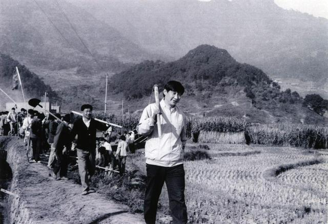 1989年12月2日，時任中共寧德地委書記的習近平帶領地直機關千余名干部到寧德縣南漈水利工地參加清溝排障修整水渠勞動。新華社發