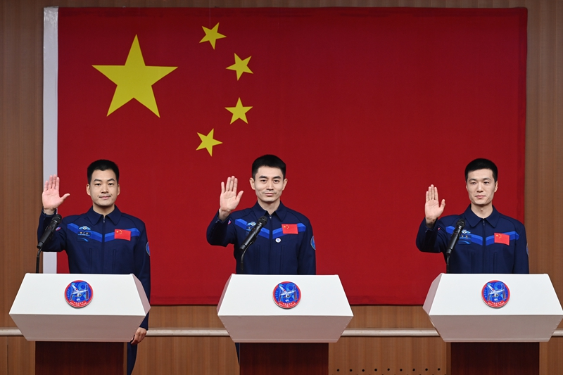 2024年月24日，神舟十八號載人飛行任務航天員葉光富（中）、李聰（右）、李廣蘇在酒泉衛星發射中心問天閣與媒體記者集體見面。