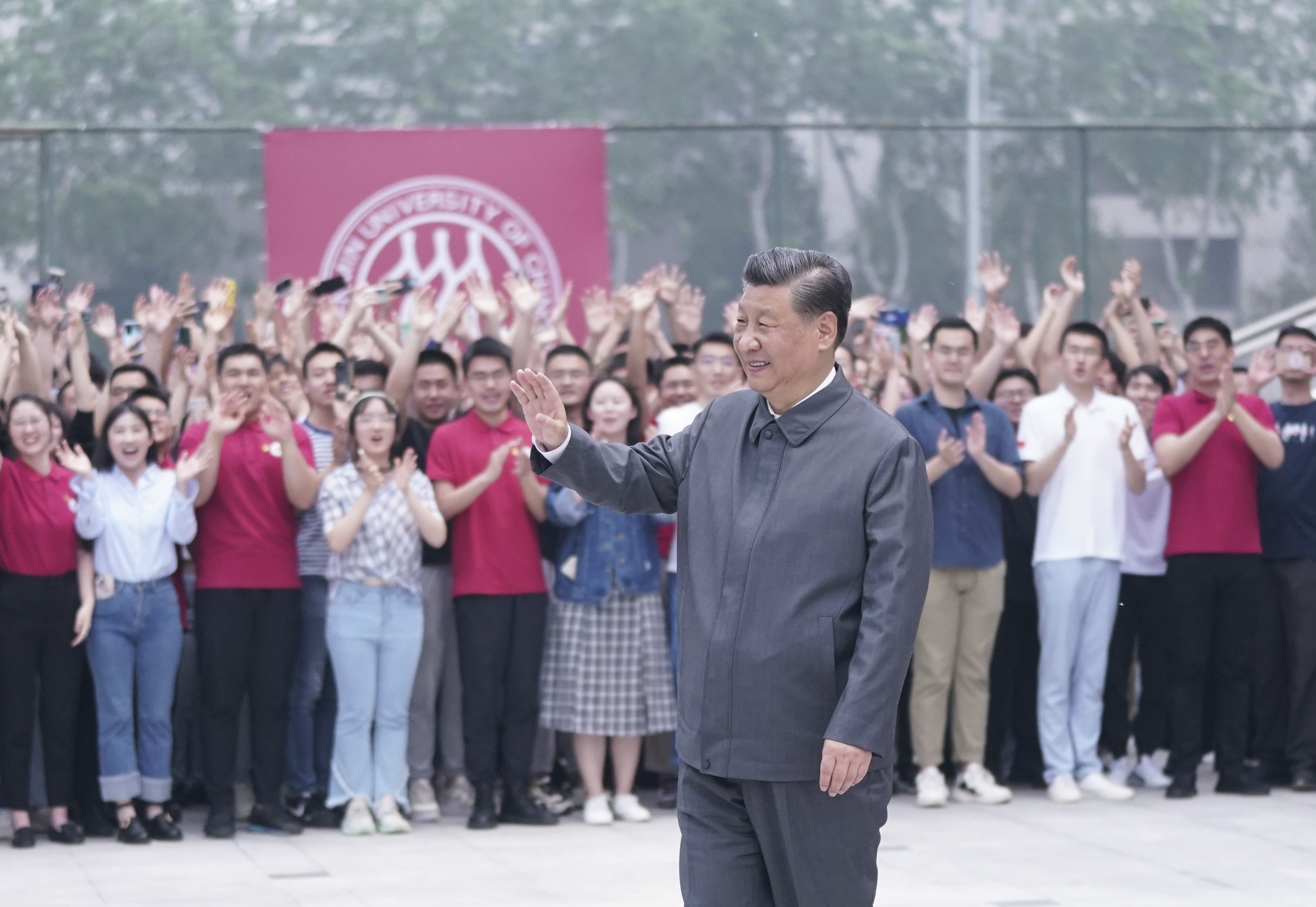 2022年4月25日，習近平總書記來到中國人民大學考察調研。這是習近平向師生們揮手致意。