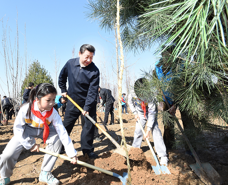 2015年4月3日，習近平總書記同大家一起植樹。