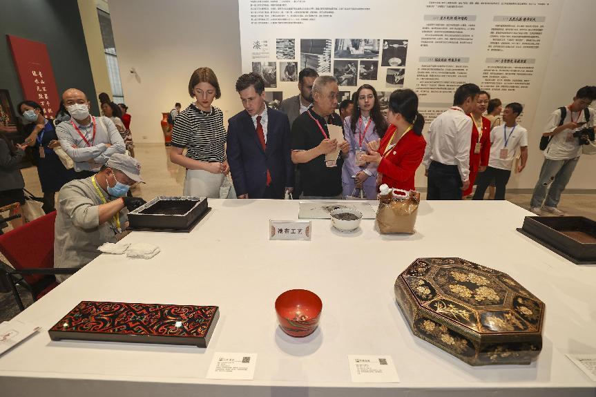 2023年5月28日，北京，推光漆器匠人為駐華使節展示技藝。