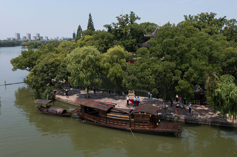 2022年7月27日，南湖紅船?？吭谡憬〖闻d市南湖旅游區的湖心島旁。