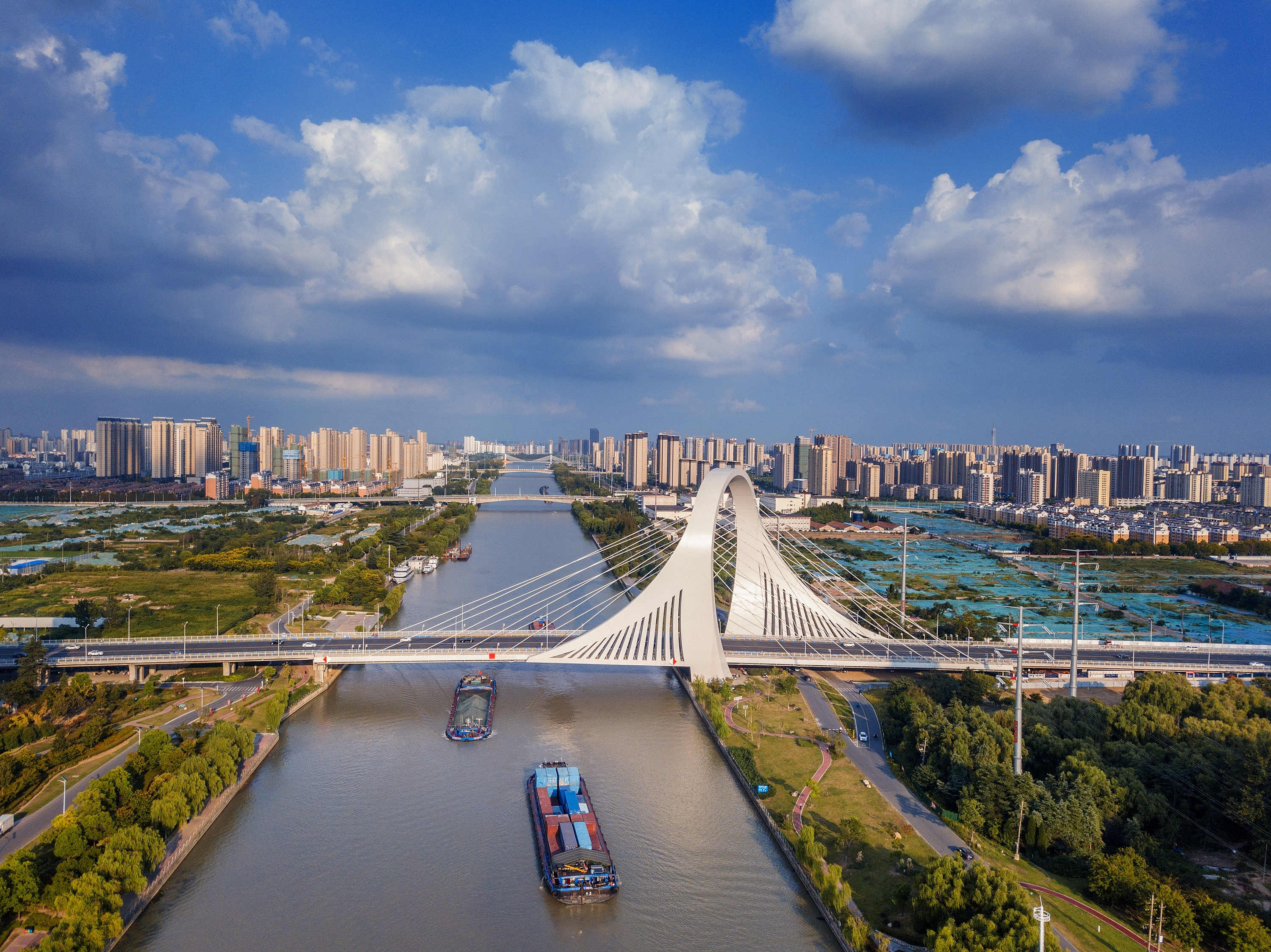 2022年9月12日，幾艘船舶行駛在江蘇淮安運河大橋附近。