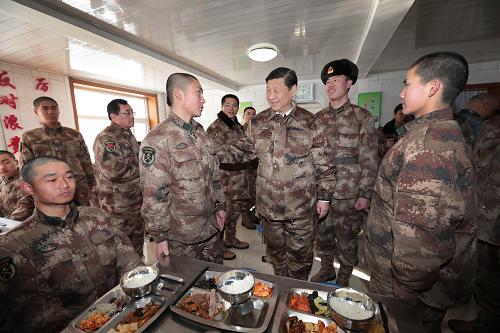 2014年1月26日中午，習近平來到連隊食堂，同戰士們一起用餐。新華社記者 李剛 攝