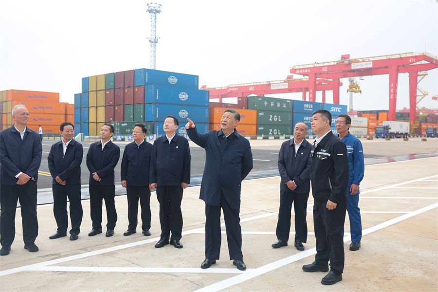 2024年5月22日至24日，中共中央總書記、國家主席、中央軍委主席習近平在山東考察。這是22日下午，習近平在日照港察看全自動化集裝箱碼頭作業場景。新華社記者 鞠鵬 攝