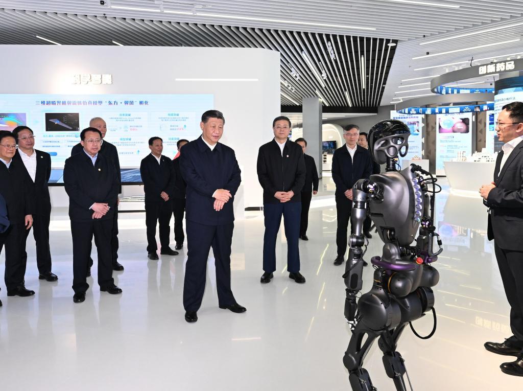 2023年11月28日下午，習近平在浦東新區張江科學城參觀上?？萍紕撔鲁晒?。新華社記者 謝環馳 攝