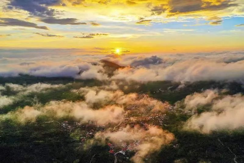 圖為云霧繚繞的軍營村，群山盡翠，紅瓦掩映。廈門市委宣傳部供圖