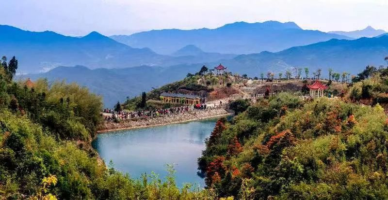 圖為游客們到軍營村七彩池欣賞美景。廈門市委宣傳部供圖