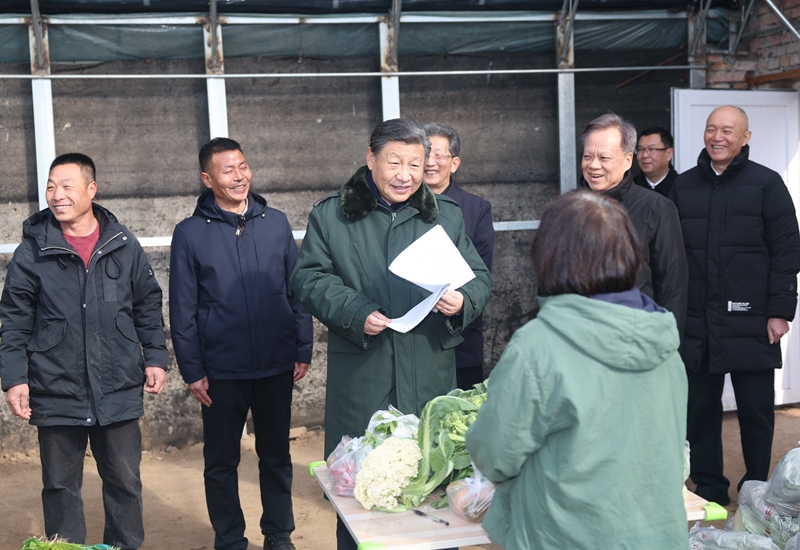 2024年2月1日，習近平總書記在天津市西青區辛口鎮第六埠村，走進大棚同菜農親切交流。