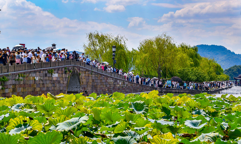2024年10月4日，杭州西湖景區迎來國慶假期旅游高峰。
