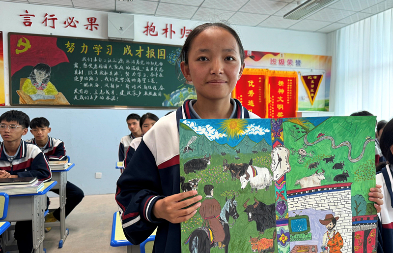 果洛西寧民族中學學生尼東拉毛在主題思政課上展示表現現代化家鄉的作品。