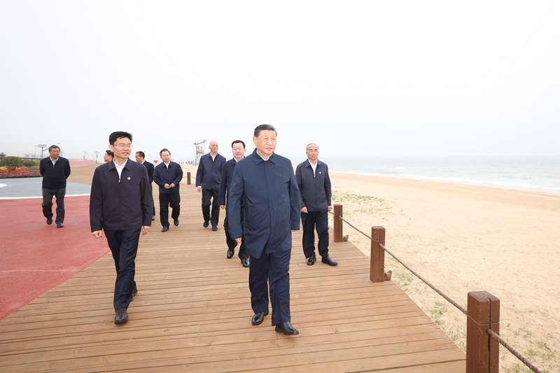 2024年5月22日，習近平總書記在山東日照陽光海岸綠道考察。