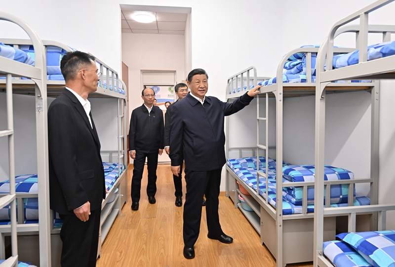 2024年6月18日下午，習近平總書記在青海果洛西寧民族中學宿舍樓察看學生住宿條件。
