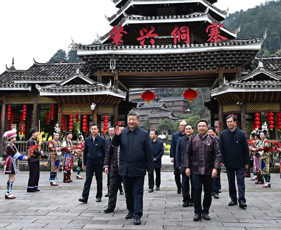 2025年3月17日下午，習近平在黔東南州黎平縣肇興侗寨考察時，在寨門口向身著民族盛裝歡迎的村民揮手致意。新華社記者 燕雁 攝