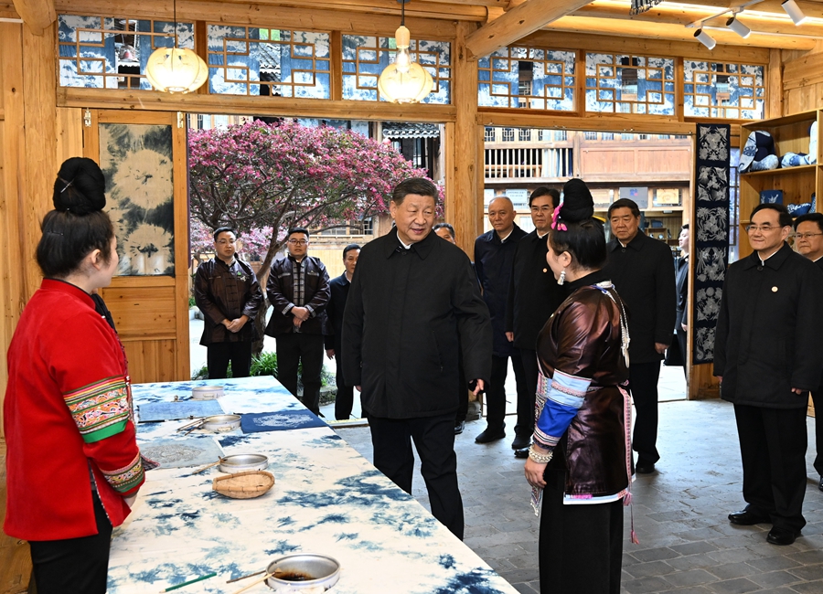 2025年3月17日下午，習近平在黔東南州黎平縣肇興侗寨侗鄉特色產業基地考察。新華社記者 謝環馳 攝