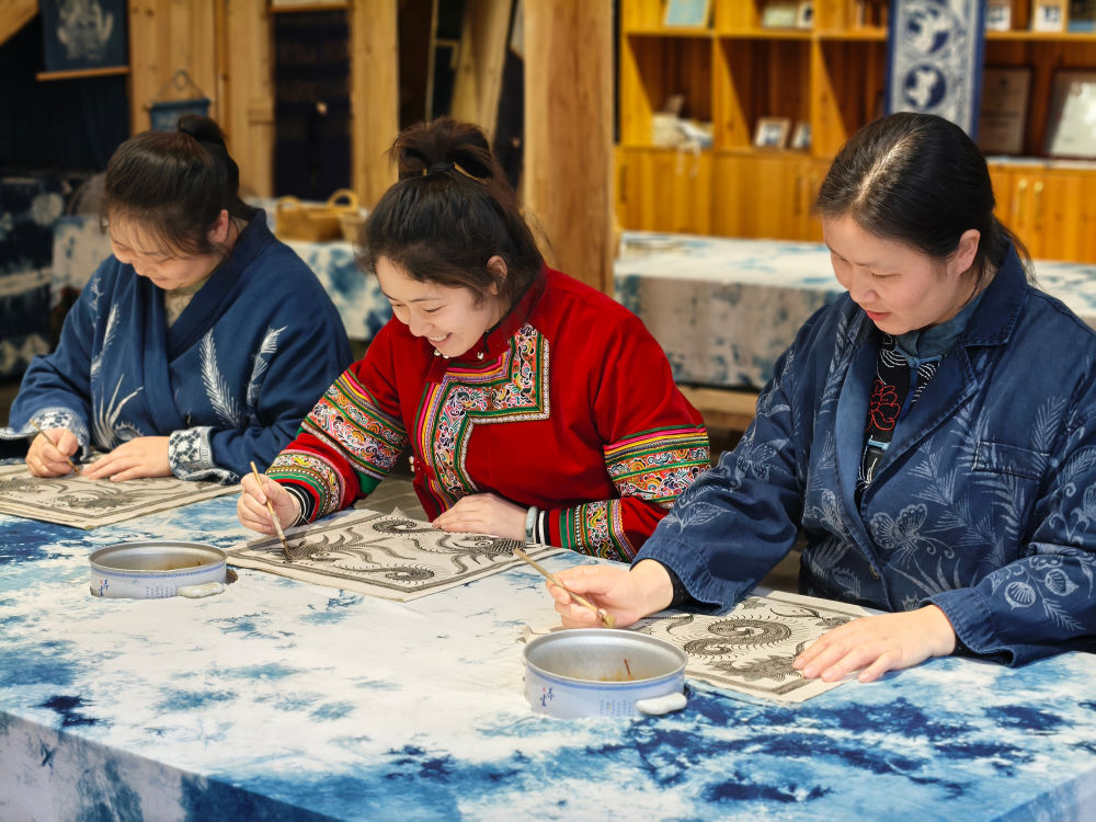 2025年3月14日，村民在肇興侗寨內制作蠟染。圖片來源：新華社