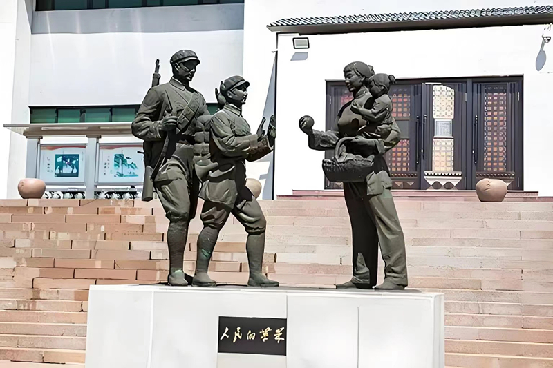 錦州蘋果廉政文化展覽館前的《人民的蘋果》主題雕塑。（由遼沈戰役紀念館供圖）