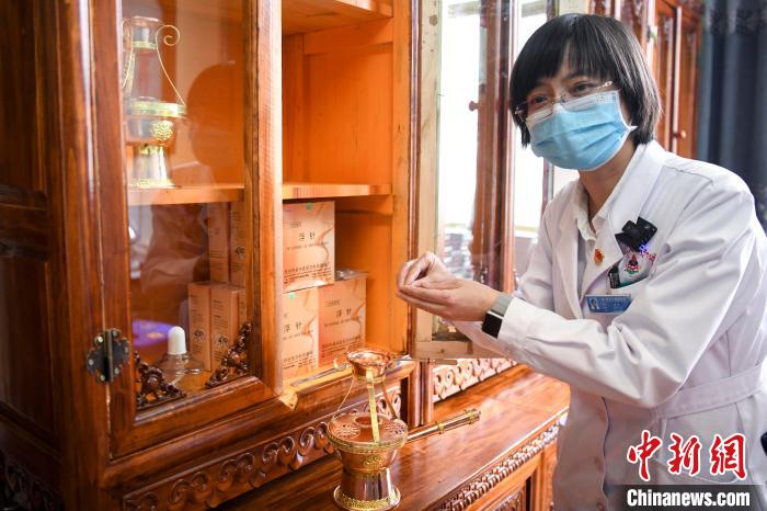 湖南中醫藥大學第一附屬醫院外治科援藏醫生譚濤介紹中醫和藏醫向結合的霍爾麥療法?！钊A峰 攝