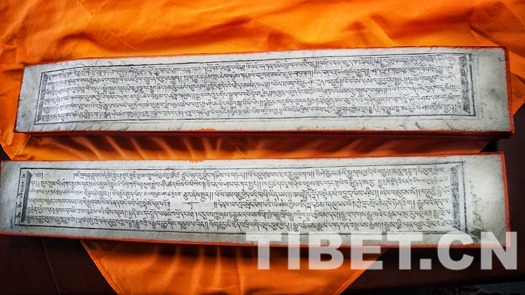 圖為復刻的藥王山版???四部醫典??? 攝影：楊悅笙.jpg