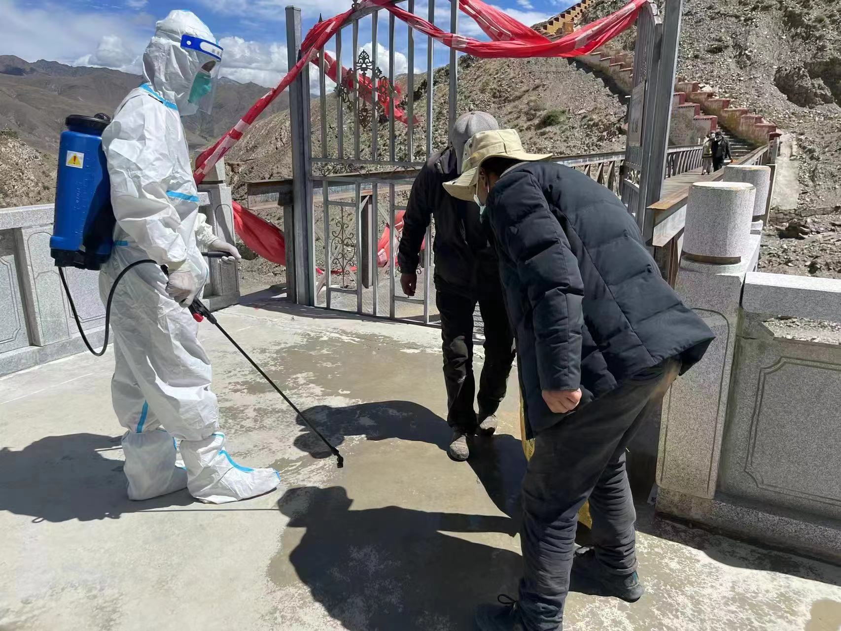 圖為醫護人員下水鄉唐布齊村做消殺工作。.jpg