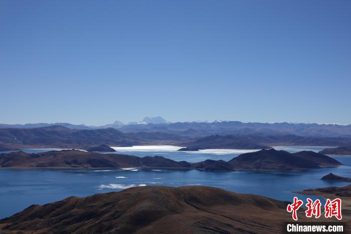圖為從海拔約5000米的魯日拉觀景臺俯瞰羊湖?！∪轿木?攝
