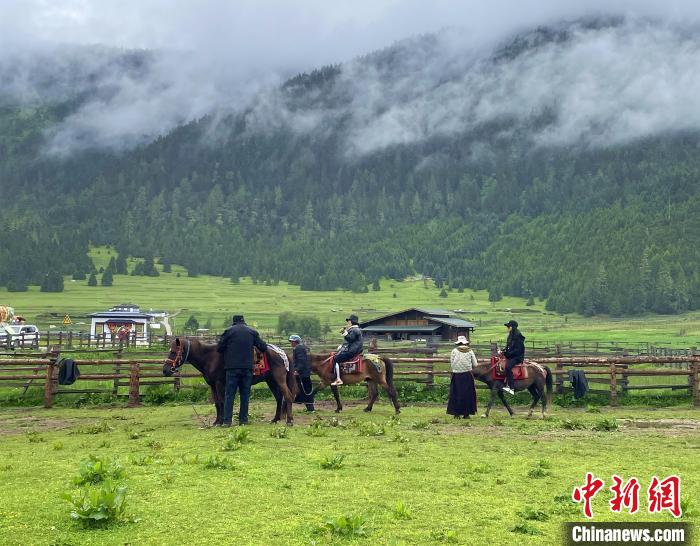 6月10日，游客在魯朗小鎮高山牧場景區體驗騎馬?！∪轿木?攝