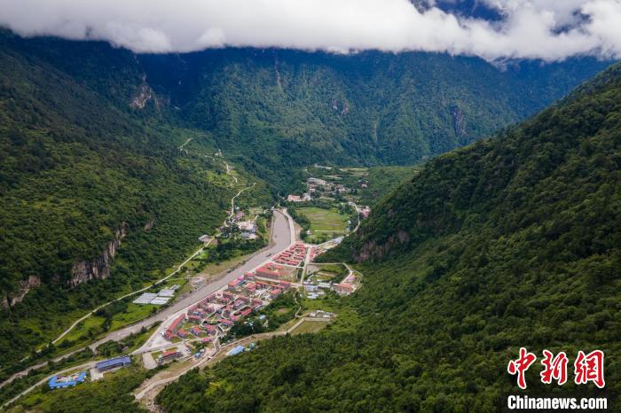 西藏山南勒布溝風光?！〗w波 攝
