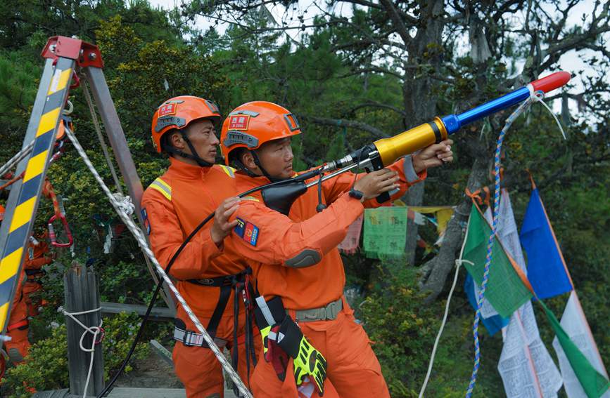 發射拋投器 。西繞拉翁攝