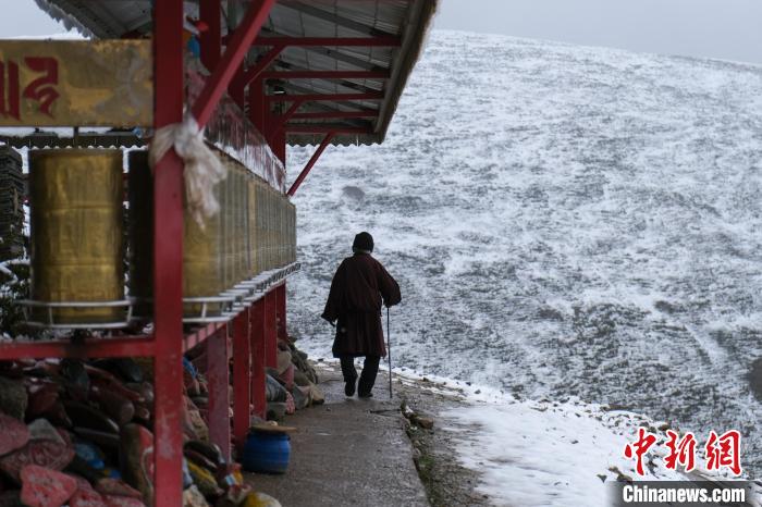 孜珠寺與雪山風光?！〗w波 攝