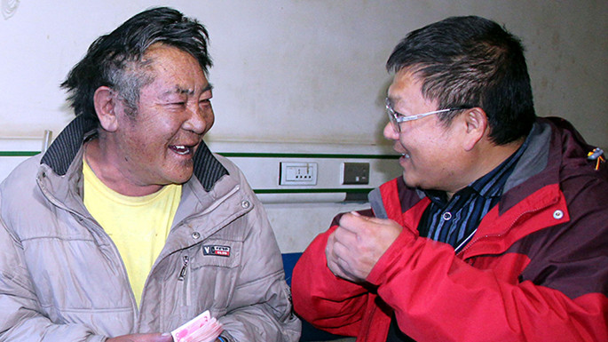 6、這是中國石化援藏干部王鵬雁（右）來到???結對子”幫扶對象的扎扎（左）家中，為他妻子英秋治病送去自掏腰包的??????需的治療費（扎??2014??7??9日攝）_副本.jpg