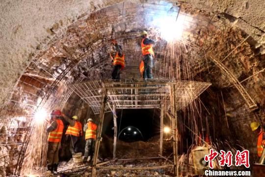 圖為施工人員正在進行隧道支護焊接作業?！￡悤?攝