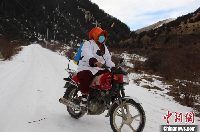 阿壩藏區村醫的戰“疫”：踏著冰雪去為牧民消毒測體溫