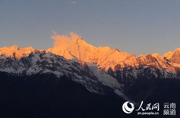 迪慶梅里雪山“日照金山”景觀。（供圖）