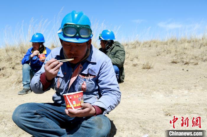 青海藏鄉脫貧致富見聞：“電通了，日子也富裕了”