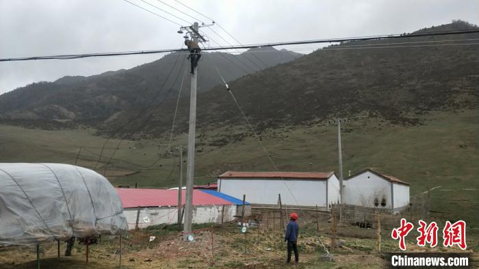 青海：電網跨山架線點亮高原深山區的“扶貧路”