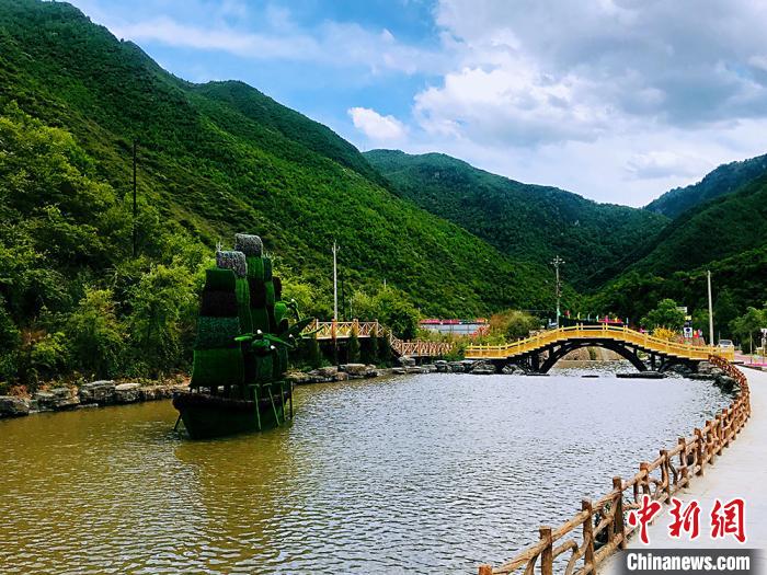 甘南藏區現“江南春景”：綠草如茵水天一色