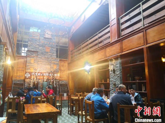 圖為扎尕那的藏式民宿酒店中，游客正在用餐?！∈缝o靜 攝