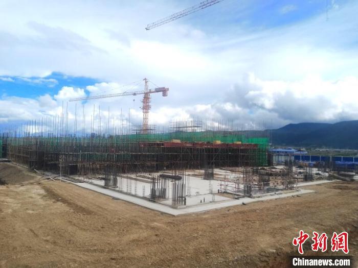 圖為香格里拉站實現封頂。中國鐵路昆明局集團供圖