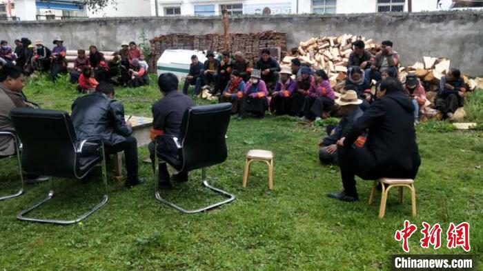 村民接受防火常識教育。若爾蓋縣林業和草原局供圖