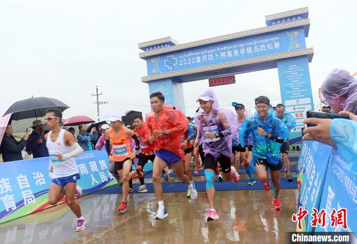 8月23日，拉卜楞高原半程馬拉松在甘加秘境景區鳴槍開跑?！「哒?攝
