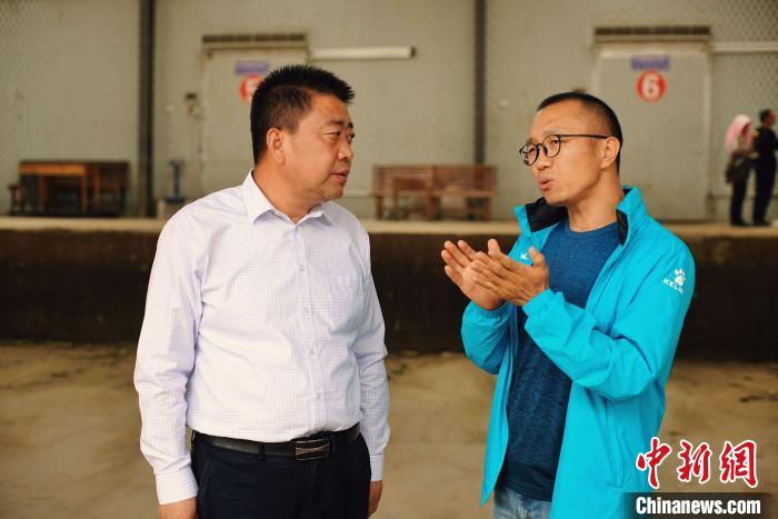 天?？h委書記李鵬(左)接受自媒體“碼頭青年”主編林飛(右)采訪?！￡I道華 攝