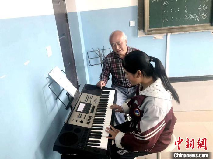 圖為趙興洲教學生彈電子琴。受訪者提供