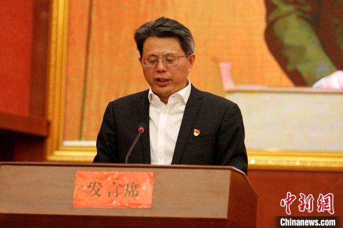 圖為果洛州委常委、副州長、上海市援青聯絡組組長馮志勇總結對口支援十年工作?！」逯菸麄鞑抗﹫D 攝
