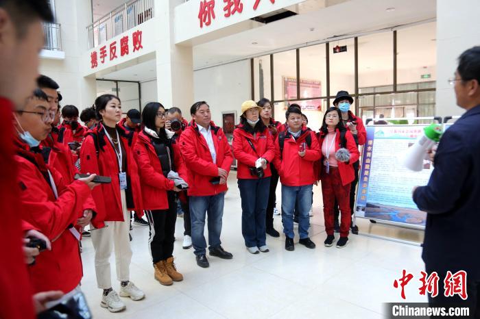 圖為中外媒體采訪三江源國家公園瀾滄江源園區生態保護成效?！執砀?攝
