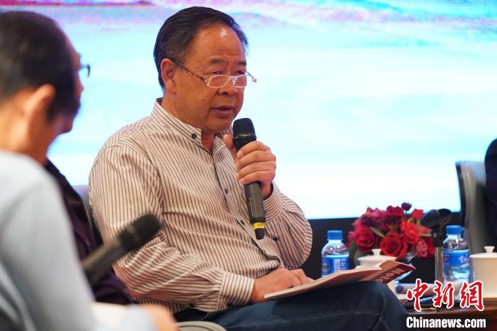圖為青海省藝術研究所所長、文化學者耿占坤發表觀點?！√K丹 攝