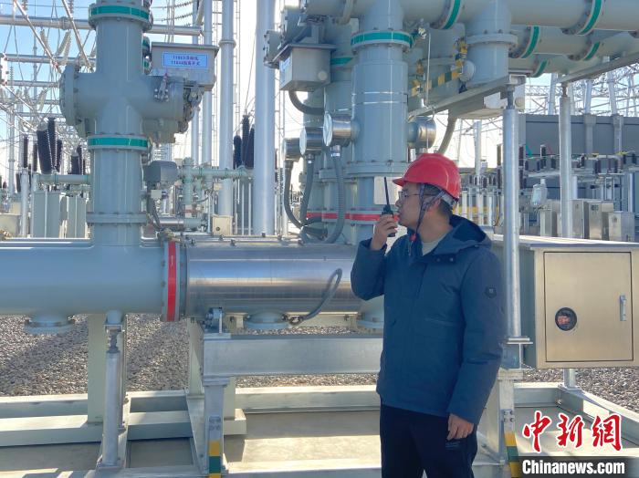 圖為國網青海檢修公司專業人員在沙柳變電站驗收設備?！√岂?攝