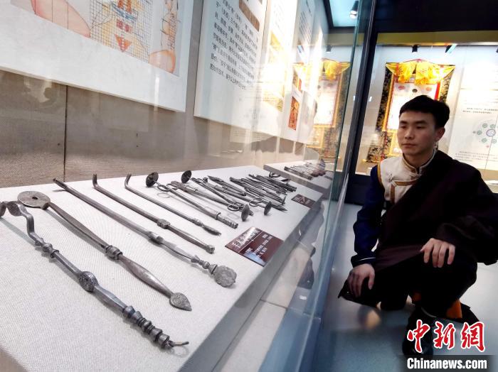 圖為陳展的藏醫手術器械?！執砀?攝