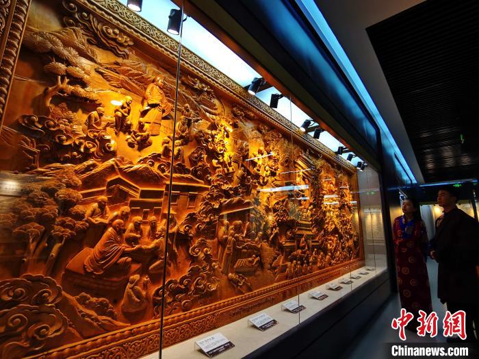 圖為青海大學民族醫學博物館陳展的歷代知名藏醫浮雕?！執砀?攝