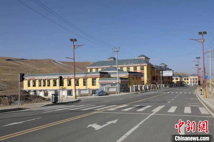 青海黃河岸畔“脫貧戰歌”：村民感受“穩穩的幸?！? oldsrc=